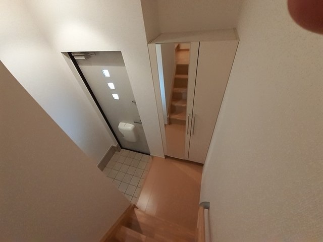 階段手すり付きです。