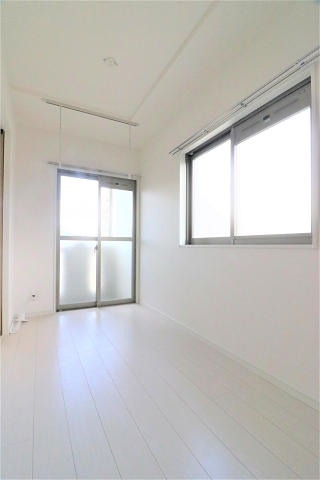 白基調で綺麗なお部屋です。