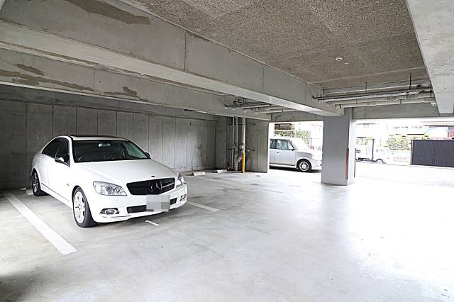 雨の日も安心の屋根付き駐車場です