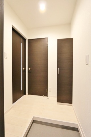 広くて明るい玄関ですね