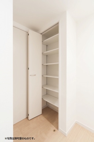 高さ調節ができるシューズボックスです