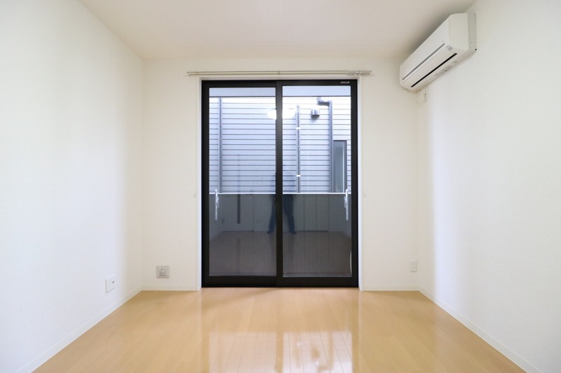 大きなクローゼットと白を基調としたお部屋です