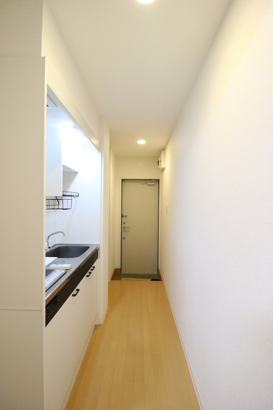 洋室まで長さのある廊下です
