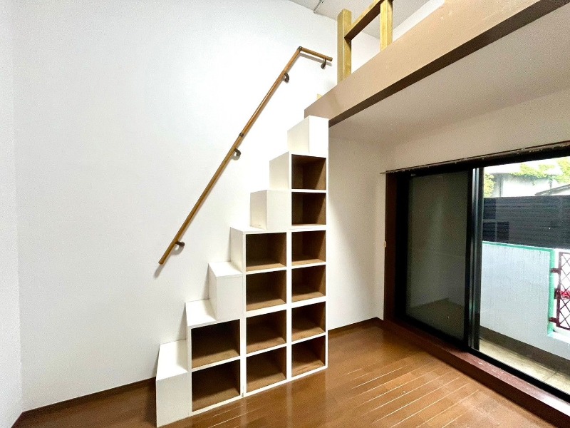 階段が収納になっています。