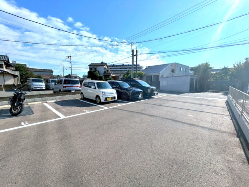 敷地内駐車場も空きございます！