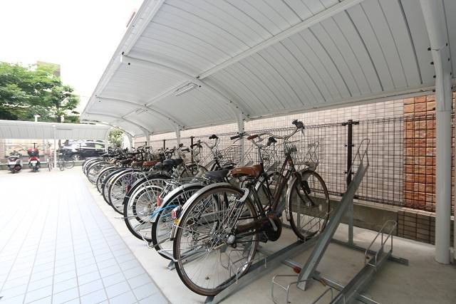 屋根付きの駐輪場で雨の日も安心