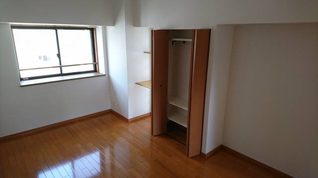 大きな収納付きの洋室ですよ