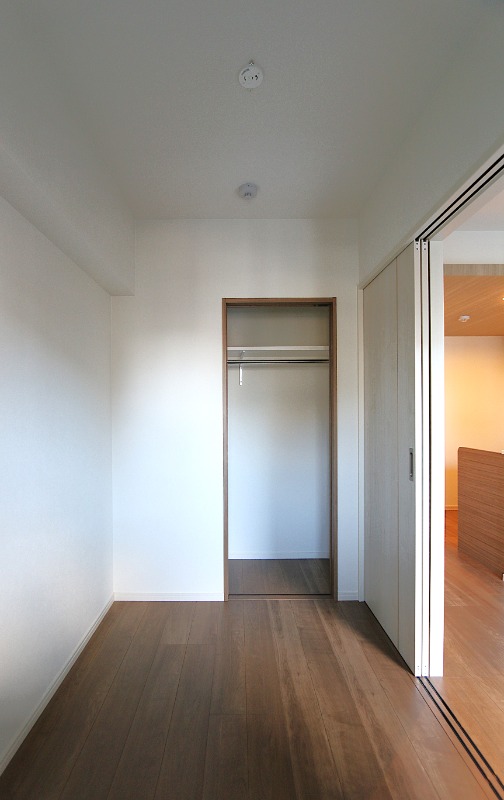 こちらは寝室にピッタリの洋室です