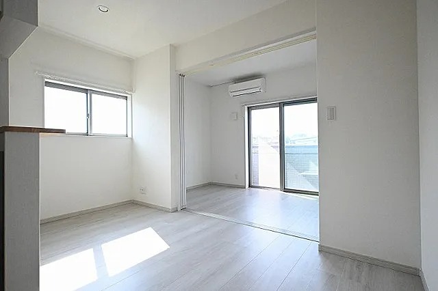 家具の配置がしやすいリビングですね