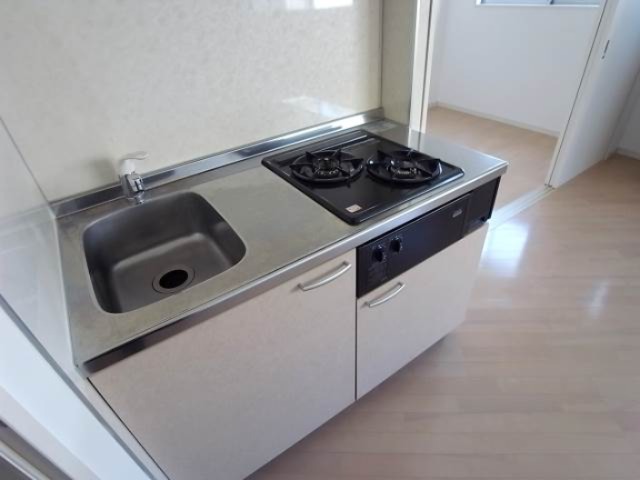 2口コンロ付きのシステムキッチン。