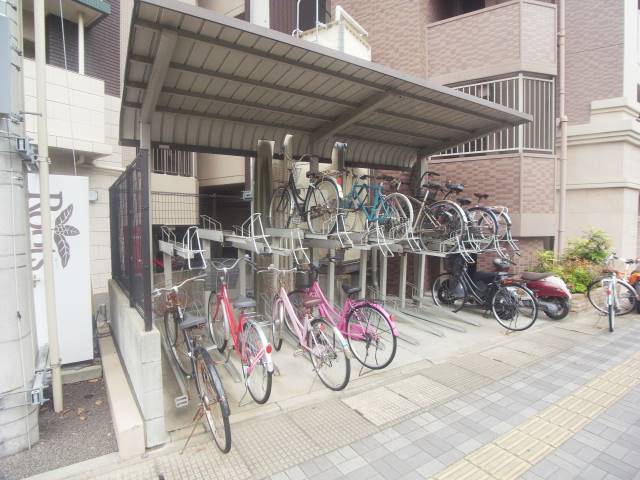 屋根付きの駐輪場で大切な自転車も安心ですね