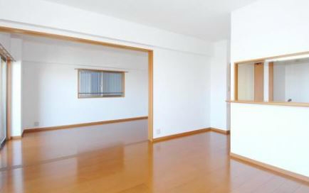 リビングと洋室を繋げたらより広く感じますね