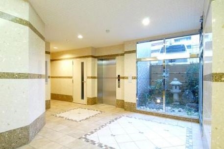 高級感のあるエントランスですね