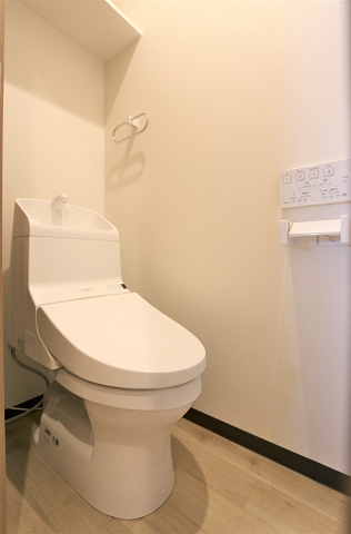収納棚があり清潔感のあるトイレです