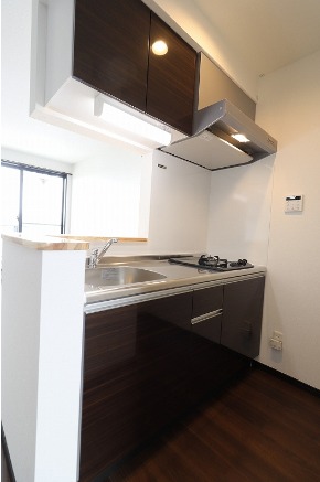 2口コンロ付きのカウンターキッチン。