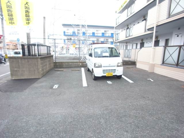 平面駐車場です