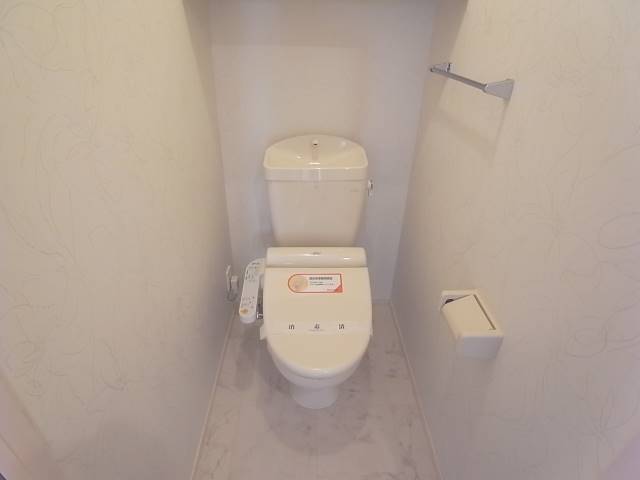 広めのトイレで窮屈感なし