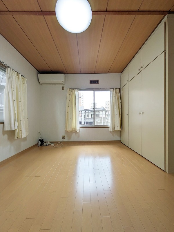 広々とした照明付きのお部屋です