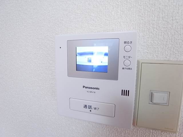 写真は別のお部屋です。モニタ付きで安心です。