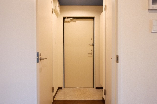 白基調の明るい玄関