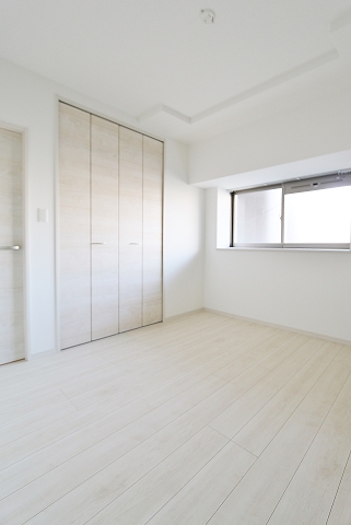 寝室や子供部屋にぴったりの広々洋室です