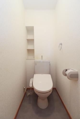 嬉しい収納棚付きのトイレです