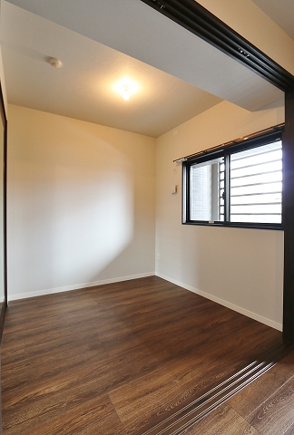 光が入って明るい寝室です