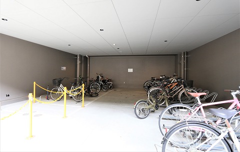 駐輪場は屋根付きです