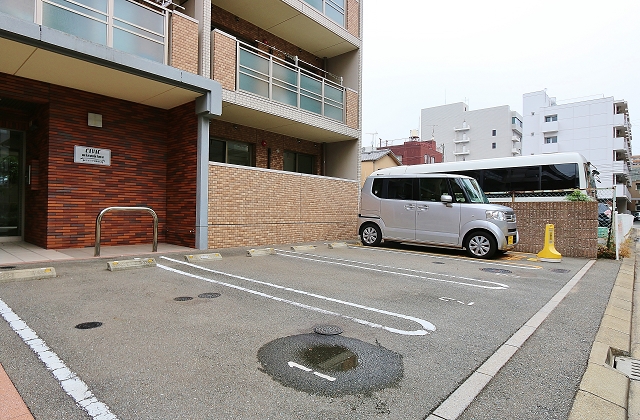 マンション入り口前に駐車場があります