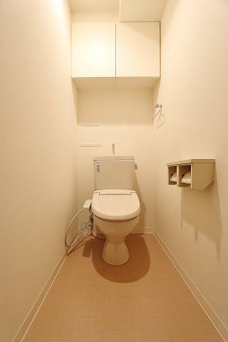 収納棚付きで、清潔感のあるトイレです