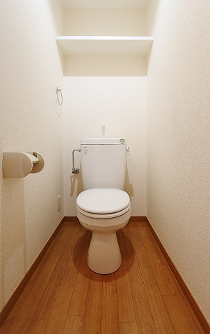 収納棚付きで清潔感あるトイレです