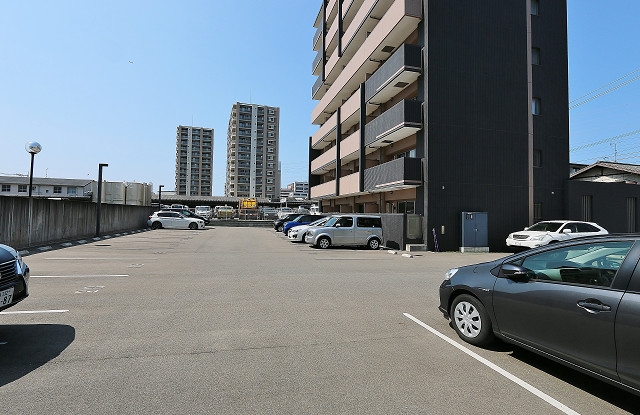 平面駐車場あります