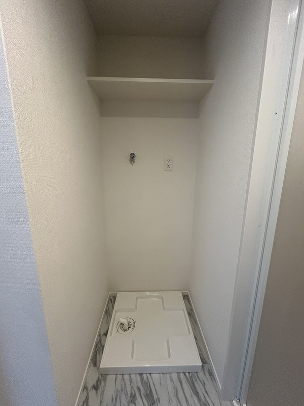 洗濯機はこちらに置けます。