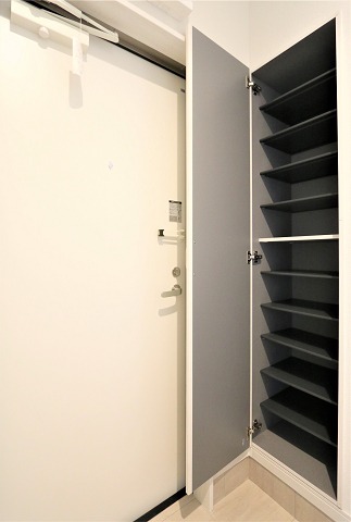 高さ調整ができるシューズボックスです♪