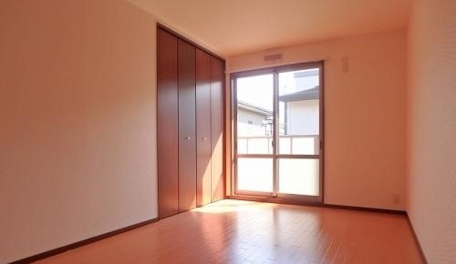 こちらは寝室にピッタリの洋室です