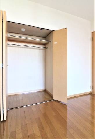 別部屋の収納になります。