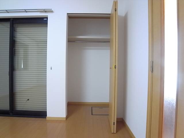 お洋服はこちらへ