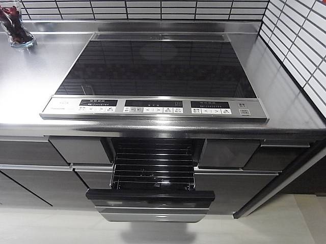 ラジエントヒーター３口にグリル付のシステムキッチン