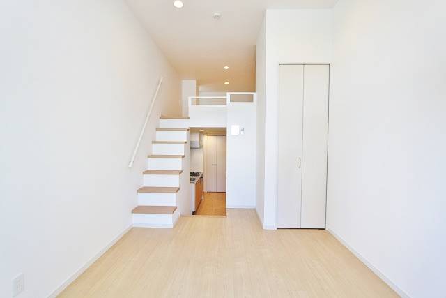 白を基調としたメゾネットタイプのお部屋です