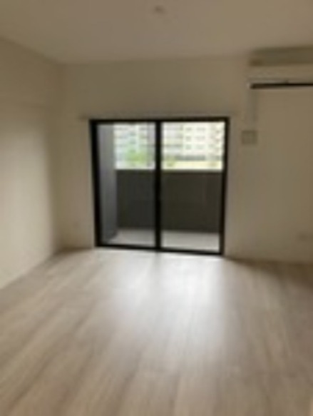 白基調のリビングで、明るい部屋です