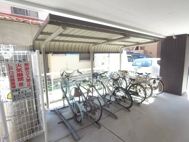 自転車はこちらに