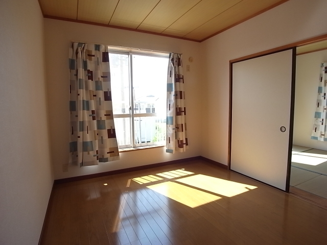 こちらの洋室にも窓があります