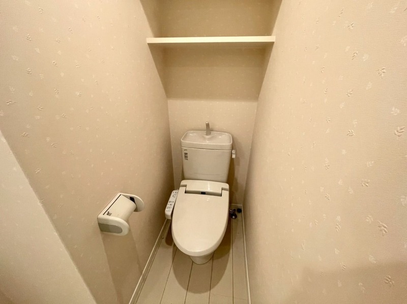 トイレ収納完備。
