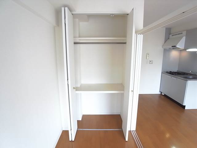 かさばりやすいお洋服もたっぷり収納可能です