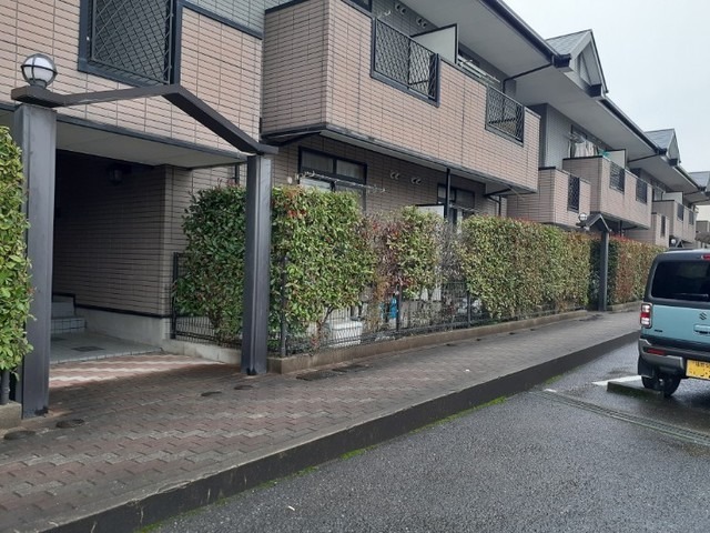 歩道有りのエントランスです
