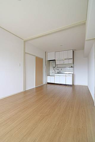 10帖超のリビングダイニングのお部屋です。