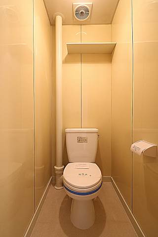 白が基調のトイレになっております。