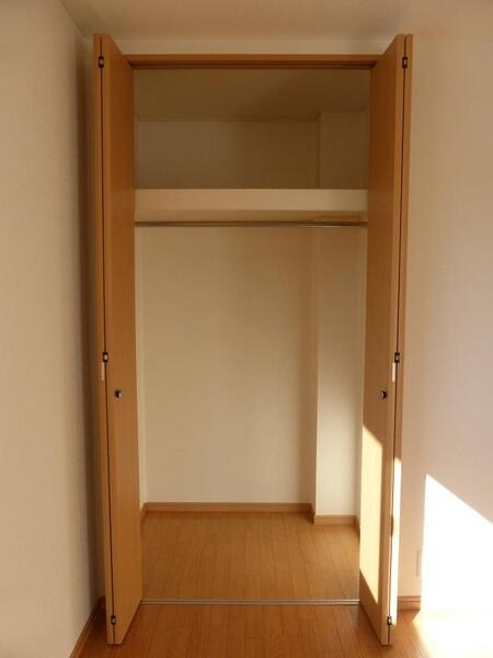 衣類の収納はこちらへどうぞ。