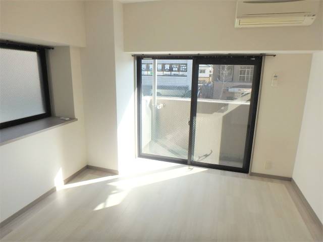 白基調のおしゃれなお部屋です
