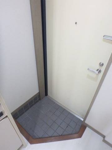 明るい玄関でお出迎え